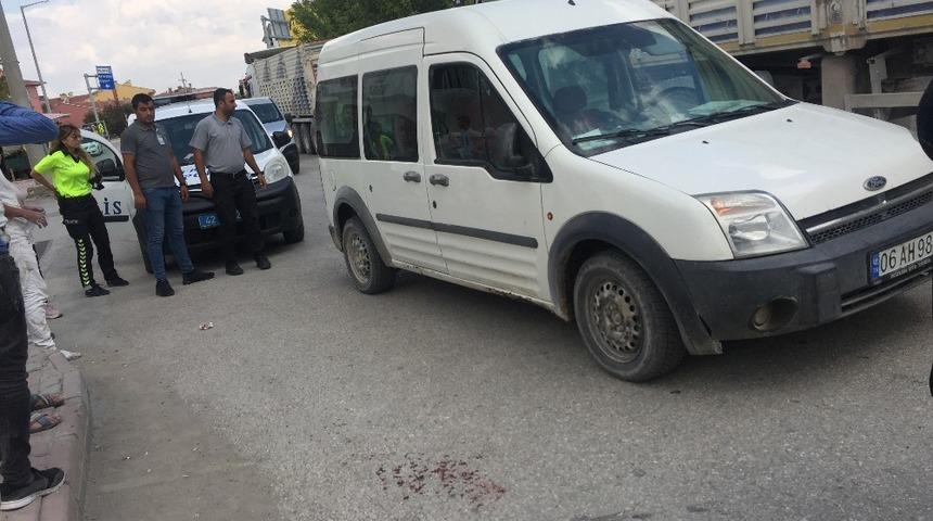 Kamyonetin &ccedil;arptığı yaşlı adam yaralandı