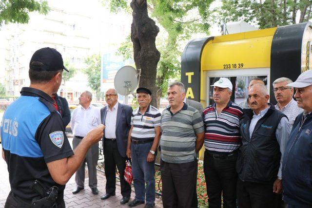 TDP’den taksicilere ‘Yaya geçidi’ eğitimi