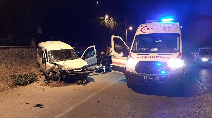 Adıyaman&rsquo;da ara&ccedil; cami duvarına &ccedil;arptı: 1 yaralı