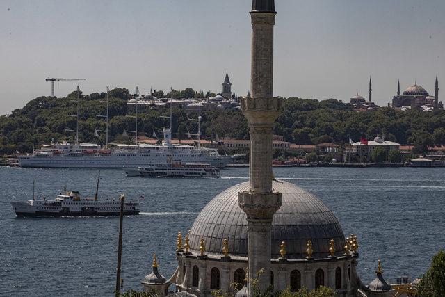 Dünyanın en büyük yelkenli kruvaziyer gemilerinden biri İstanbul'a demirledi