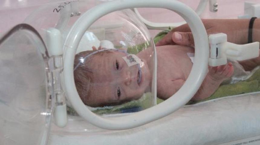 'Parmak bebek' hayata tutundu