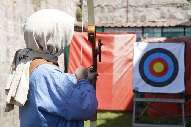 Gençler yaz kamplarında Erciyes’te doyasıya eğleniyor