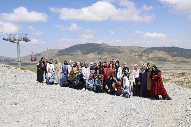 Gençler yaz kamplarında Erciyes’te doyasıya eğleniyor