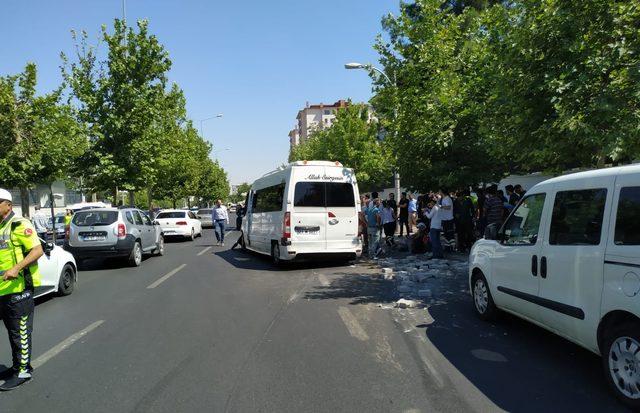 Diyarbakır'da yolcu minibüsü traktöre çarptı: 16 yaralı