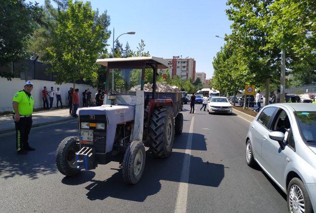 Diyarbakır'da yolcu minibüsü traktöre çarptı: 16 yaralı