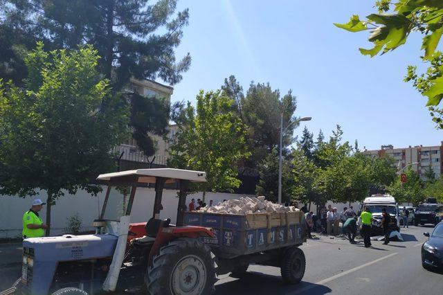 Diyarbakır'da yolcu minibüsü traktöre çarptı: 16 yaralı