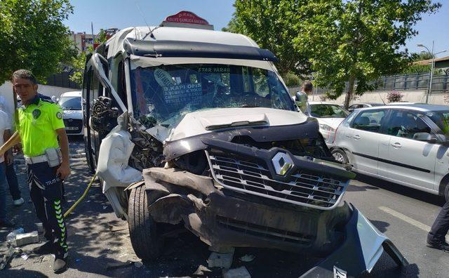 Diyarbakır'da yolcu minibüsü traktöre çarptı: 16 yaralı