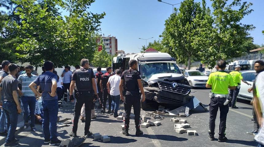 Diyarbakır'da yolcu minib&uuml;s&uuml; trakt&ouml;re &ccedil;arptı: 16 yaralı