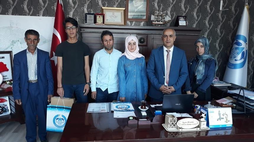 Başkan Ensari, başarılı &ouml;ğrencileri &ouml;d&uuml;llendirdi