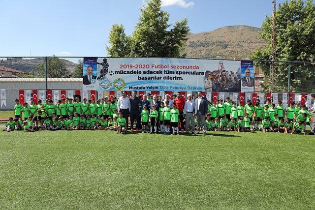 Talas’ta 220 kursiyer Yaz Futbol Okulu eğitimini tamamladı