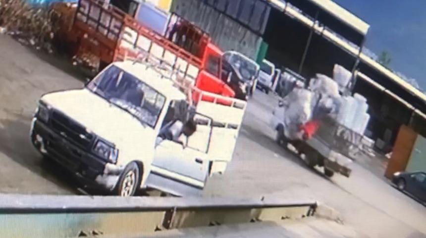 Kamyonetten kafa üstü düşen adam 3 gündür yoğun bakımda