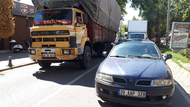 Gelibolulular, feribot sırası nedeniyle kapanan yolun açılmasını istiyor