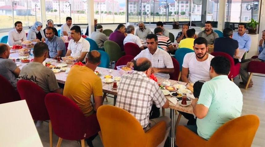 Erciş Belediye Başkanı Yıldız &Ccedil;etin esnafla bir araya geldi