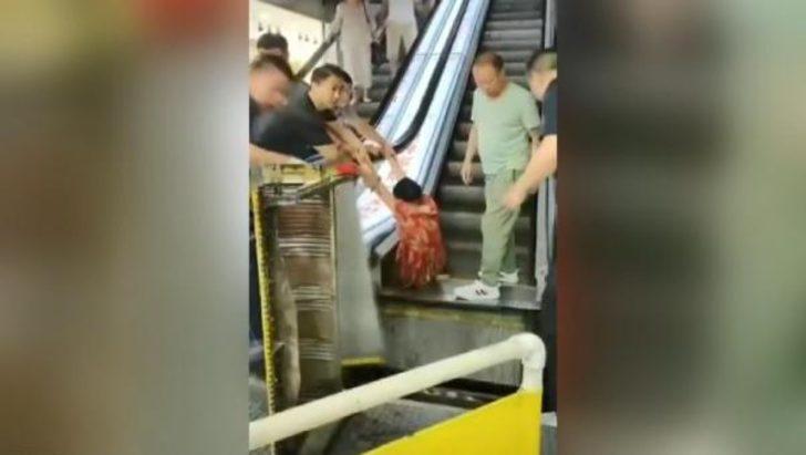 Çin'de korkunç olay! Yürüyen merdivene sıkıştı, bacağı koptu G2