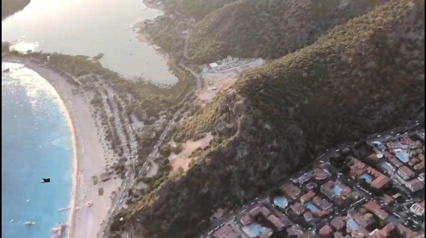 Base Jump sporcusu u&ccedil;uşuyla heyecanlandırdı