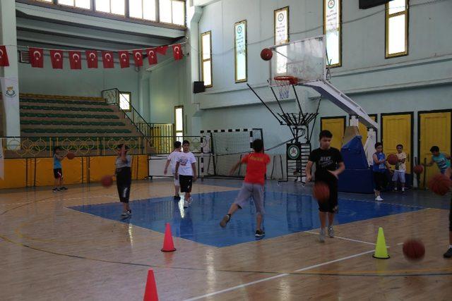 Haliliyeli gençler basketbol öğreniyor