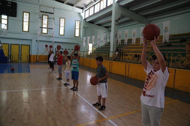 Haliliyeli gençler basketbol öğreniyor