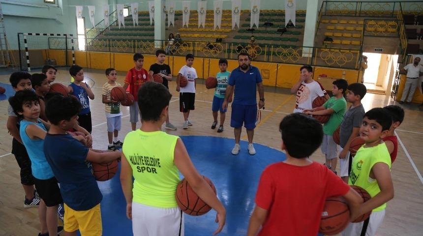 Haliliyeli gen&ccedil;ler basketbol &ouml;ğreniyor