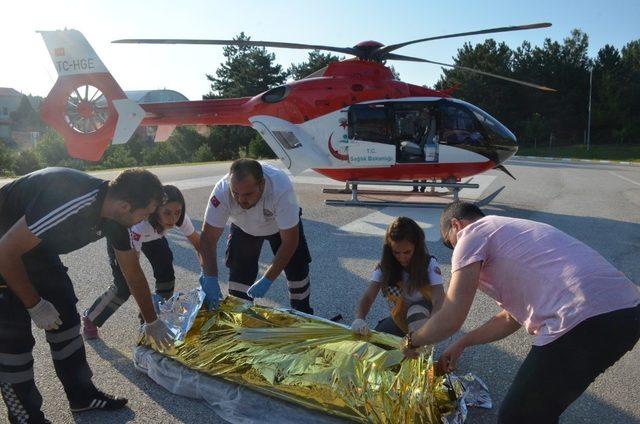 Yanan araçta ağır yaralanan genç hava ambulansı ile İzmir’e sevk edildi