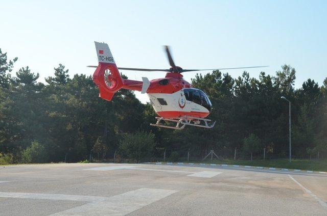 Yanan araçta ağır yaralanan genç hava ambulansı ile İzmir’e sevk edildi