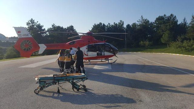 Yanan araçta ağır yaralanan genç hava ambulansı ile İzmir’e sevk edildi