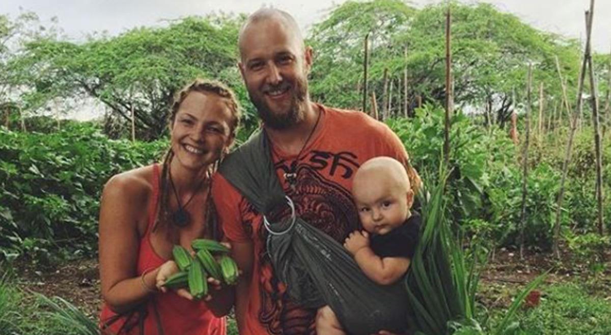  Adada sıra dışı bir hayat s&uuml;ren modern hippi &ccedil;ift