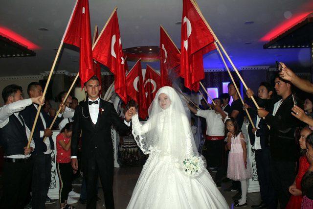 Kırgızistan kökenli çifte Türk bayraklı düğün