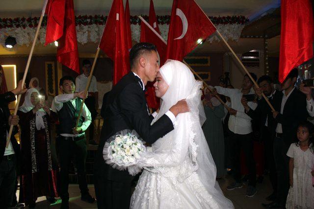 Kırgızistan kökenli çifte Türk bayraklı düğün