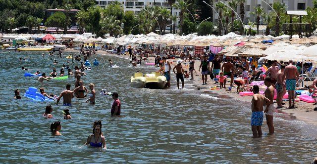 Marmaris'te plaj ve havuzlar doldu