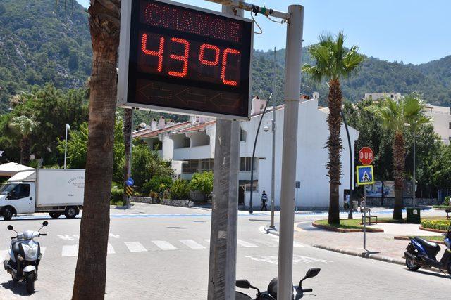 Marmaris'te plaj ve havuzlar doldu