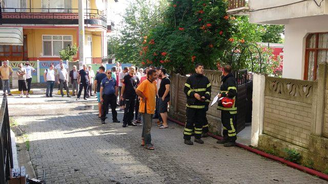 3 katlı binada yangın; 2 kişi dumandan etkilendi