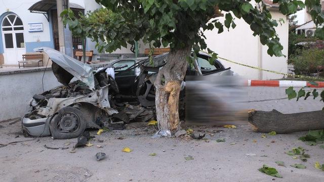 Balıkesir'de otomobil dut ağacına çarptı: 1 ölü, 1 yaralı