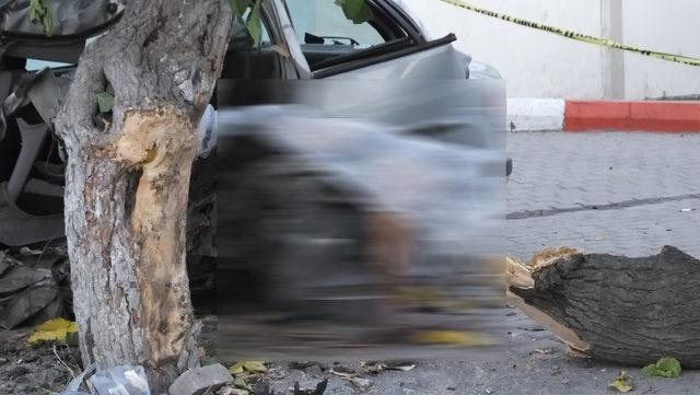 Balıkesir'de otomobil dut ağacına çarptı: 1 ölü, 1 yaralı