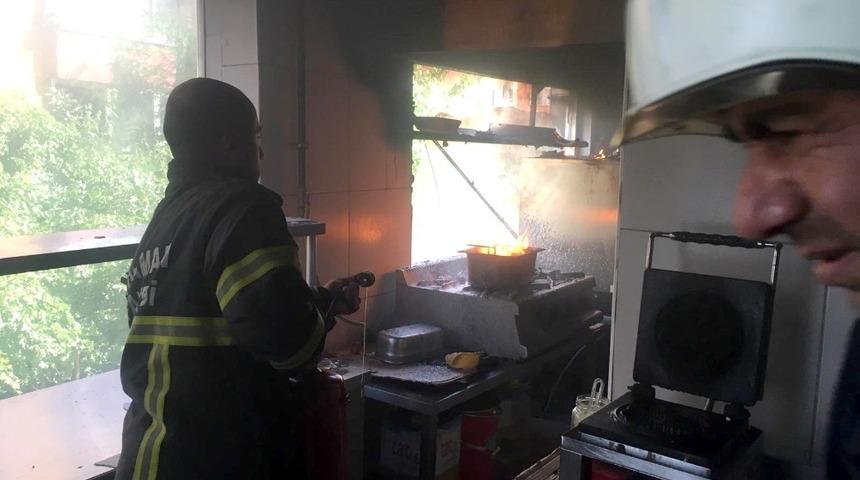 Mutfak yangını binaya sıçramadan söndürüldü