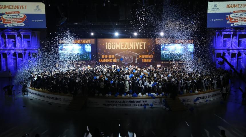 Gelişim &Uuml;niversitesi&rsquo;nin 10&rsquo;uncu yıl mezunları kep attı