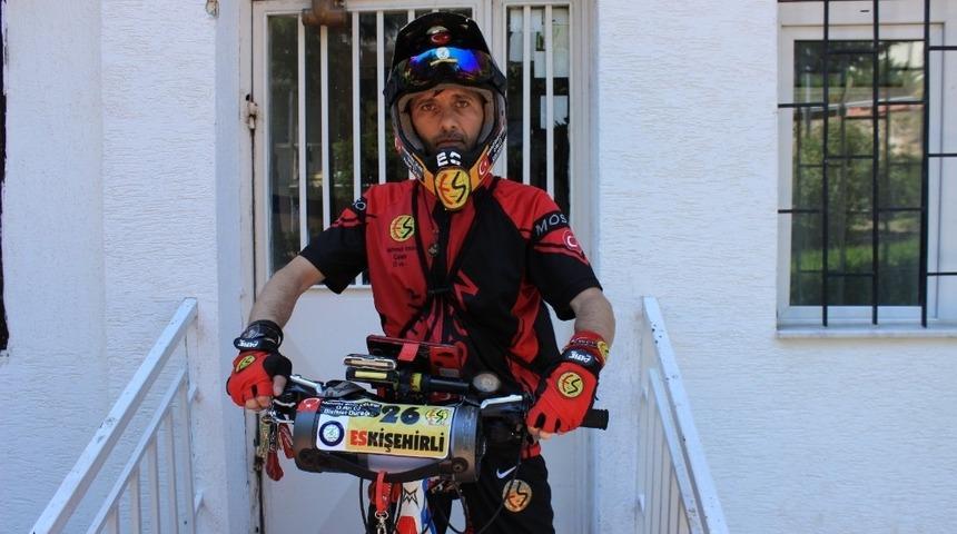 Hayatındaki tek renk kırmızı siyah