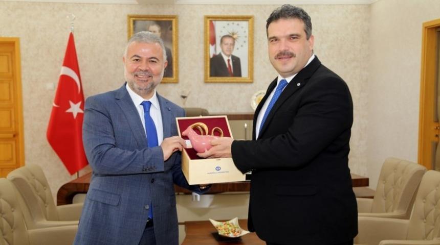 Rekt&ouml;r Prof. Dr. &Ccedil;omaklı&rsquo;dan, Tokat Gaziosmanpaşa &Uuml;niversitesi Rekt&ouml;r&uuml; Prof. Dr. Şahin&rsquo;e ziyaret