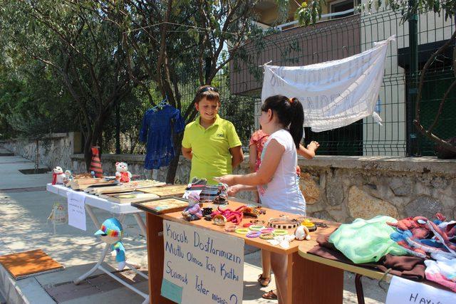 Minik yürekler sokak hayvanları için stant kurup, satış yaptı