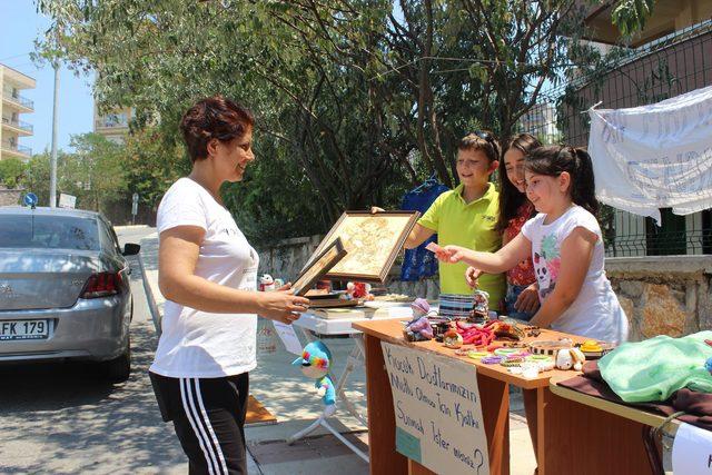 Minik yürekler sokak hayvanları için stant kurup, satış yaptı