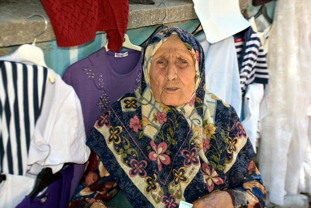 90 yaşında pazarda tezgah açıp, hasta oğluna bakıyor