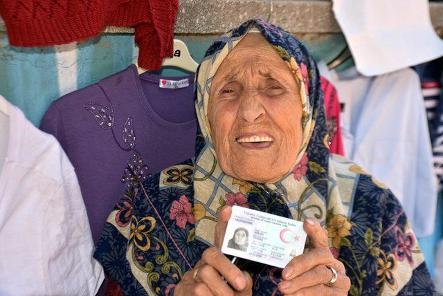 90 yaşında pazarda tezgah açıp, hasta oğluna bakıyor