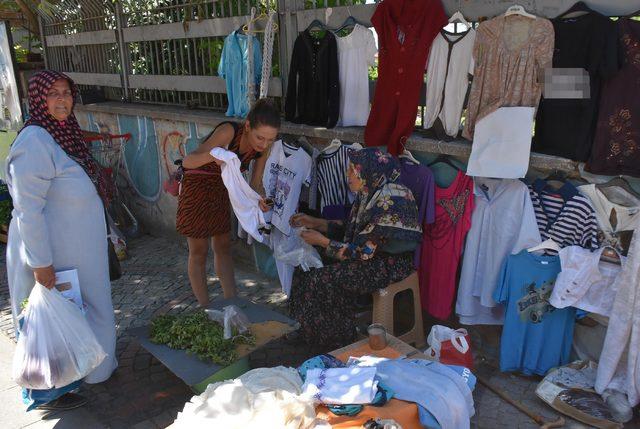 90 yaşında pazarda tezgah açıp, hasta oğluna bakıyor