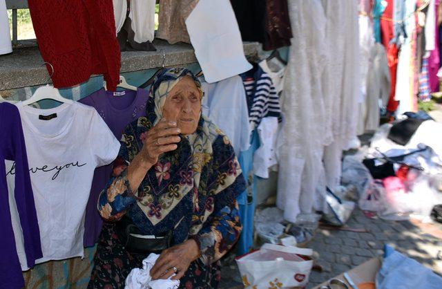 90 yaşında pazarda tezgah açıp, hasta oğluna bakıyor