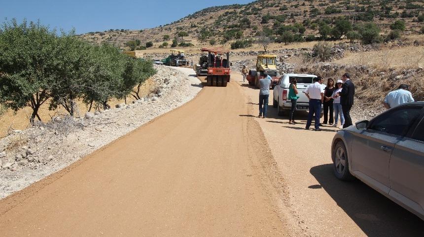 Kaymakam Şener köy yollarındaki asfalt çalışmalarını inceledi