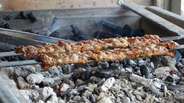 (Özel) Kebabı türkü ile yapıyor serviste konser veriyor