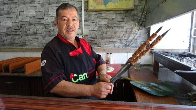 (Özel) Kebabı türkü ile yapıyor serviste konser veriyor