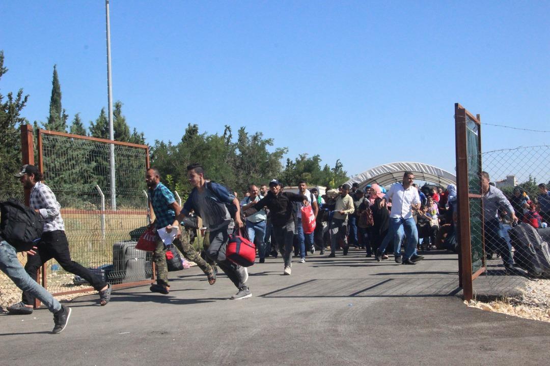Suriyeliler &uuml;lkelerine koşarak gitti