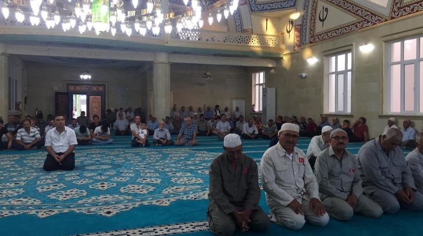 Selendi&rsquo;nin son Hac kafilesi dualarla uğurlandı