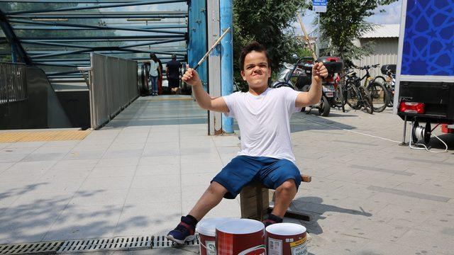 Yoğurt kovalarıyla müzik yapan engelli Ali'nin bateri hayali gerçek oldu