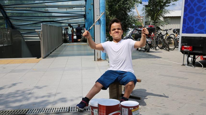 Yoğurt kovalarıyla m&uuml;zik yapan engelli Ali'nin bateri hayali ger&ccedil;ek oldu